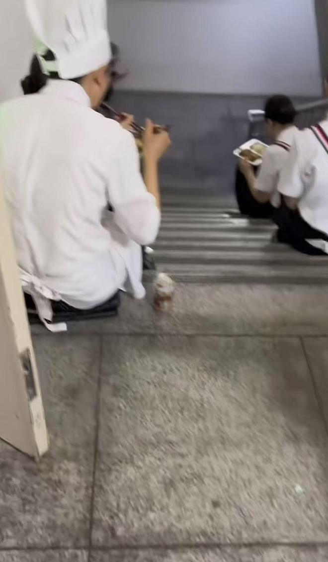 在桌上吃饭员工无奈只能蹲着吃饭开元棋牌网友吐槽西贝上班不让坐(图2)
