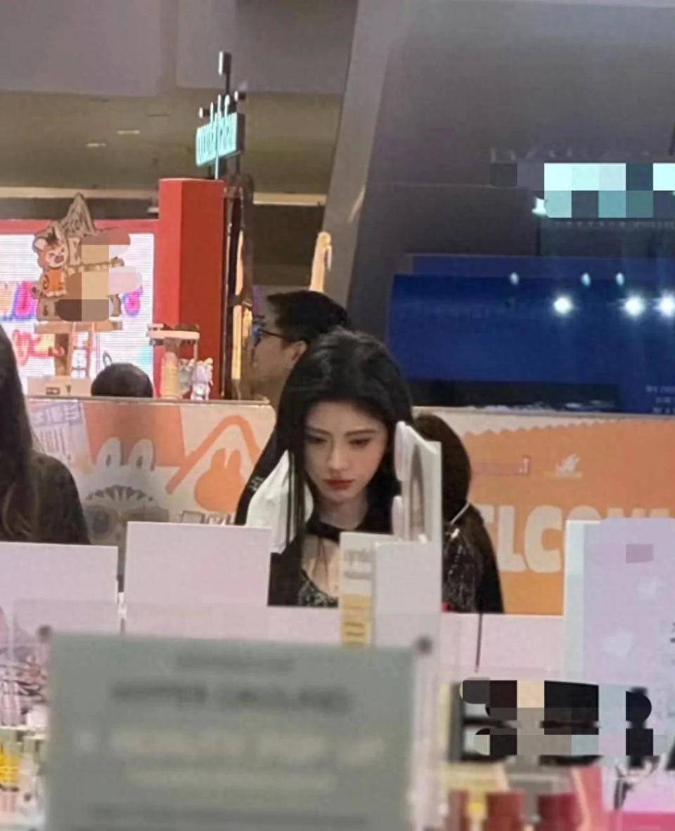 偶遇身材娇小五官立体打扮时尚洋气开元棋牌鞠婧炜曼谷超市购物被网友(图2)