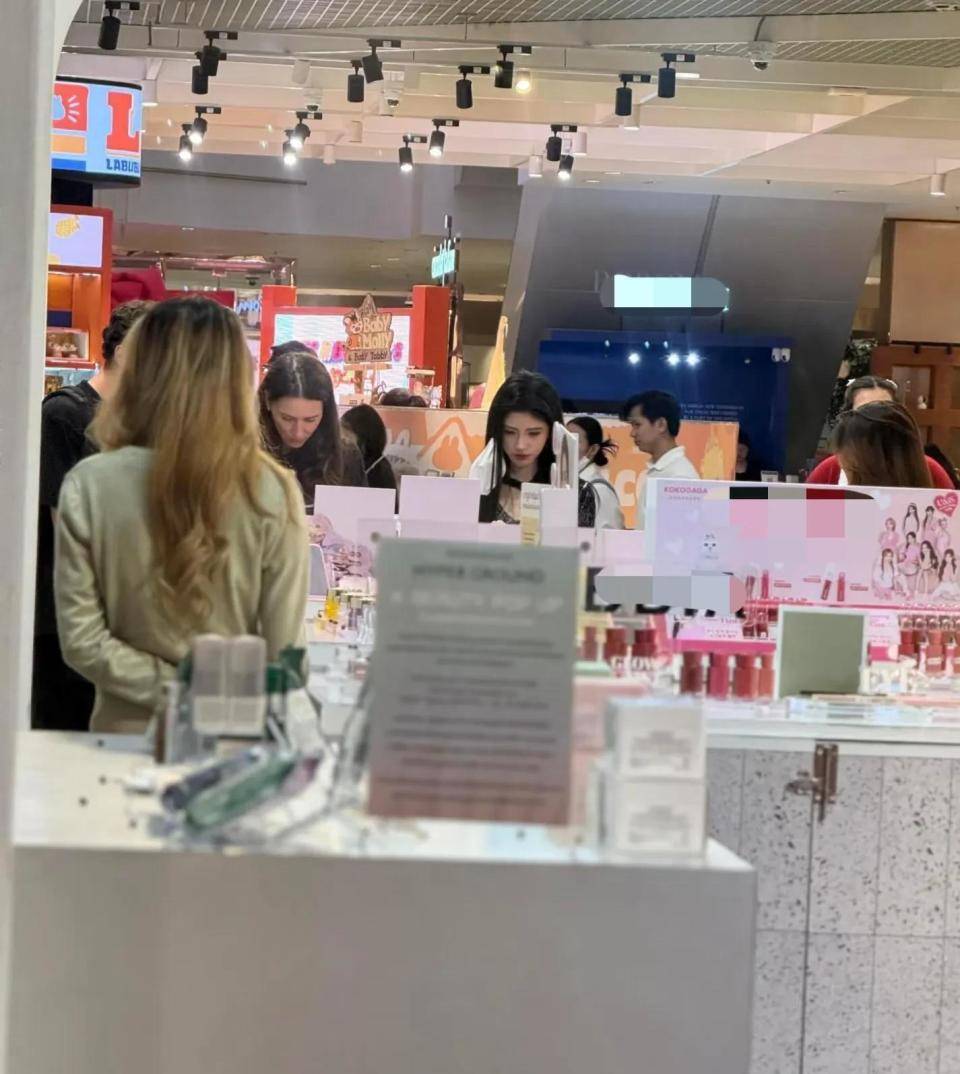 偶遇身材娇小五官立体打扮时尚洋气开元棋牌鞠婧炜曼谷超市购物被网友(图4)