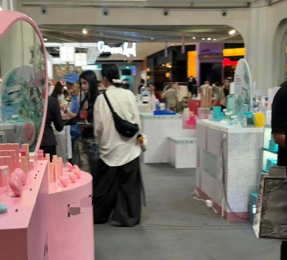 偶遇身材娇小五官立体打扮时尚洋气开元棋牌鞠婧炜曼谷超市购物被网友(图5)